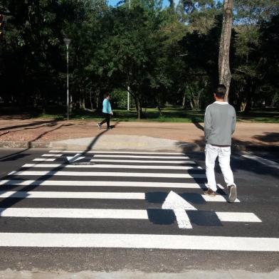 PORTO ALEGRE, RS, BRASIL, 21-06-2017.Faixas de pedestres na Avenida Osvaldo Aranha ganham sinalização diferenciada, com setas de direcionamento do fluxo. IMAGEM: JÚLIA BURG/AGÊNCIA RBS.