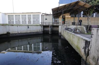 PORTO ALEGRE, RS, BRASIL, 07-07-2016: Casa de bombas nº 5 do DEP. Moradores de Porto Alegre reclamam do mau cheiro da água.(Foto: Mateus Bruxel / Agência RBS)