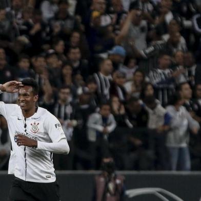 CORINTHIANS X BAHIASP - BRASILEIRÃO/CORINTHIANS X BAHIA - ESPORTES - Jô, do Corinthians, comemora após marcar gol na partida contra o Bahia, válida pela 9ª   rodada   do Campeonato Brasileiro 2017, na Arena Corinthians, na zona leste da capital   paulista,   nesta quarta-feira.    22/06/2017 - Foto: MIGUEL SCHINCARIOL/ESTADÃO CONTEÚDOEditoria: ESPORTESLocal: SÃO PAULOIndexador: MIGUEL SCHINCARIOLFotógrafo: ESTADÃO CONTEÚDO