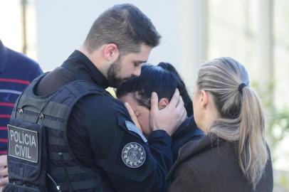  GRAVATAÍ, RS, BRASIL - 23-11-2017 - Um policial civil morreu baleado durante uma operação contra o tráfico de drogas em Gravataí, na Região Metropolitana, na manhã desta sexta-feira (23). Conforme a Polícia Civil, Rodrigo Wilsen da Silveira, escrivão e chefe de investigação da 2ª Delegacia de Polícia do município, tentava cumprir um mandado em um condomínio de apartamentos na Travessa Herbert, na região central, quando um dos cinco criminosos que estavam no local atirou.