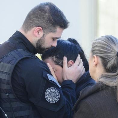  GRAVATAÍ, RS, BRASIL - 23-11-2017 - Um policial civil morreu baleado durante uma operação contra o tráfico de drogas em Gravataí, na Região Metropolitana, na manhã desta sexta-feira (23). Conforme a Polícia Civil, Rodrigo Wilsen da Silveira, escrivão e chefe de investigação da 2ª Delegacia de Polícia do município, tentava cumprir um mandado em um condomínio de apartamentos na Travessa Herbert, na região central, quando um dos cinco criminosos que estavam no local atirou.