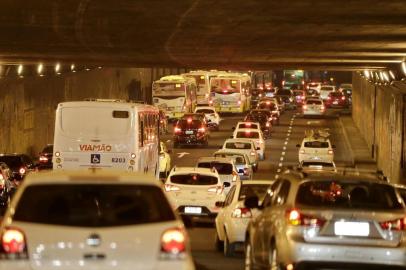  PORTO ALEGRE, RS, BRASIL, 23-06-2017: Congestionamentos no trânsito de Porto Alegre, corriqueiros no "horário do rush", já fazem parte do dia-a-dia do morador da capital. Fotos para matéria especial da super edição de Zero Hora (FOTO FÉLIX ZUCCO/AGÊNCIA RBS, Editoria de Porto Alegre).