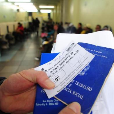  CAXIAS DO SUL, RS, BRASIL  (24/06/2015) Sine de Caxias do Sul. Sine adota o agendamento para o encaminhamento do seguro desemprego. Seguro Desemprego Agendado.  Na foto, Fabricio Lusani encaminhou seu seguro desemprego com agendamento.   (Roni Rigon/pioneiro)