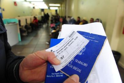  CAXIAS DO SUL, RS, BRASIL  (24/06/2015) Sine de Caxias do Sul. Sine adota o agendamento para o encaminhamento do seguro desemprego. Seguro Desemprego Agendado.  Na foto, Fabricio Lusani encaminhou seu seguro desemprego com agendamento.   (Roni Rigon/pioneiro)