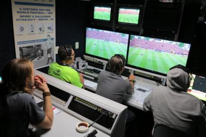 A CBF colocará o Árbitro de Vídeo (AV) em prática, mais uma vez, no Campeonato Pernambucano. O jogo Salgueiro x Sport, que decidirá a competição nesta quarta-feira (28), contará com o recurso e toda a estrutura necessária. A realização conta com o apoio institucional da Federação Pernambucana de Futebol (FPF), que vem participando do processo do AV há mais de um ano.