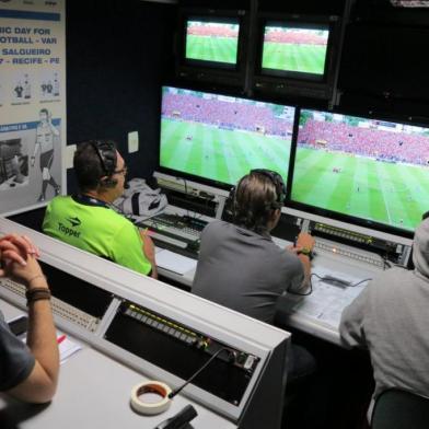 A CBF colocará o Árbitro de Vídeo (AV) em prática, mais uma vez, no Campeonato Pernambucano. O jogo Salgueiro x Sport, que decidirá a competição nesta quarta-feira (28), contará com o recurso e toda a estrutura necessária. A realização conta com o apoio institucional da Federação Pernambucana de Futebol (FPF), que vem participando do processo do AV há mais de um ano.