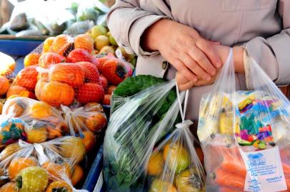  CAXIAS DO SUL, RS, BRASIL (23/06/2017) Ponto da Safra localizado na rua Bento Gonçalves. Agricultores vendem verduras e  produtos fresquinhos com preços módicos.    (Roni Rigon/Pioneiro).