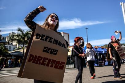  FLORIANÓPOLIS, SC, BRASIL - 28/06/2017Movimentos sociais e sindicatos panfletam à favor da Greve Geral, que será no dia 30, em frente ao Ticen