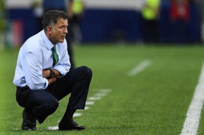 Mexicos Colombian coach Juan Carlos Osorio reacts during the 2017 Confederations Cup semi-final football match between Germany and Mexico at the Fisht Stadium in Sochi on June 29, 2017. / AFP PHOTO / FRANCK FIFE