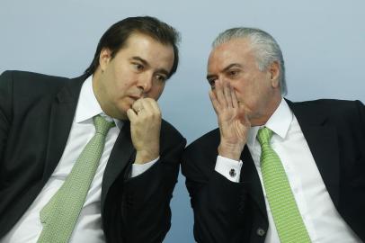 Cerimônia em comemoração ao Dia Mundial do Meio AmbienteDF - DIA MUNDIAL DO MEIO AMBIENTE/TEMER - POLÍTICA - O presidente da República, Michel Temer   (PMDB)(d), e o presidente da Câmara dos   Deputados, Rodrigo Maia (DEM-RJ),   durante cerimônia em comemoração ao Dia   Mundial do Meio Ambiente, no Palácio do   Planalto, em Brasília, nesta segunda-   feira, 5.   05/06/2017 - Foto: DIDA SAMPAIO/ESTADÃO CONTEÚDOEditoria: POLÍTICALocal: BRASÍLIAIndexador: DIDA SAMPAIOFotógrafo: ESTADÃO CONTEÚDO