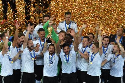 Germany's players lift the trophy after winning the 2017 Confederations Cup final football match between Chile and Germany at the Saint Petersburg Stadium in Saint Petersburg on July 2, 2017. / AFP PHOTO / FRANCOIS XAVIER MARIT