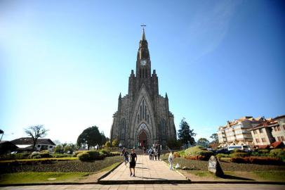  CANELA, RS, BRASIL, 04/07/2016. As cidades da Serra Gaúcha se preparam para receber a Tocha Olímpica nesta semana. A tocha, que entrou no estado por Erechim, começa o percurso na Serra passando por Gramado, Canela e Nova Petrópolis, para depois seguir por Caxias do Sul. Em Canela, a Catedral da cidade será o local de uma descida de rapel com a tocha. (Diogo Sallaberry/Agência RBS)