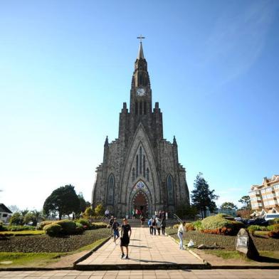  CANELA, RS, BRASIL, 04/07/2016. As cidades da Serra Gaúcha se preparam para receber a Tocha Olímpica nesta semana. A tocha, que entrou no estado por Erechim, começa o percurso na Serra passando por Gramado, Canela e Nova Petrópolis, para depois seguir por Caxias do Sul. Em Canela, a Catedral da cidade será o local de uma descida de rapel com a tocha. (Diogo Sallaberry/Agência RBS)