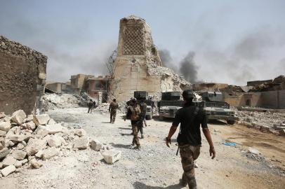  Members of the Iraqi Counter-Terrorism Service (CTS) advance in the Old City of Mosul on July 3, 2017, during the ongoing offensive to retake the city from Islamic State (IS) group fighters.Iraqi forces have been closing in on the Old City in west Mosul for months, but the terrain combined with a large civilian population has made for an extremely difficult fight.  / AFP PHOTO / AHMAD AL-RUBAYEEditoria: WARLocal: MosulIndexador: AHMAD AL-RUBAYESecao: conflict (general)Fonte: AFPFotógrafo: STF