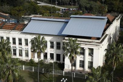  PORTO ALEGRE, RS, BRASIL, 04-07-2017: Telhado provisório do Instituto de Educação Flores da Cunha. (CARLOS MACEDO/AGÊNCIA RBS)