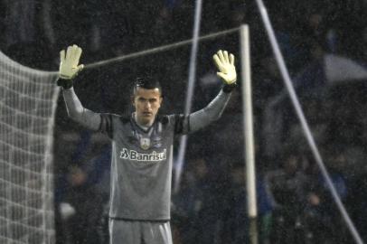 Brazils Gremio goalie Marcelo Grohe gestures during their Copa Libertadores 2017 second round first leg football match against Argentine Godoy Cruz at Malvinas Argentinas stadium in Mendoza, Argentina, on July 4, 2017. / AFP PHOTO / Andres Larrovere