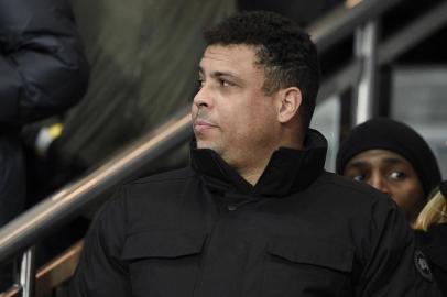 Former Brazilian football player Ronaldo and his partner Celina Locks attend the Champions League round of 16 first leg football match between Paris Saint-Germain (PSG) and Chelsea FC on February 16, 2016, at the Parc des Princes stadium in Paris. AFP PHOTO / FRANCK FIFE