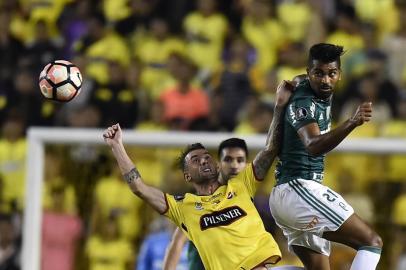 Brazils Palmeiras Thiago Santos (R) vies for the ball with Ecuadors Barcelona Damian Diaz   during their 2017 Copa Libertadores football match at Monumental stadium in Guayaquil, Ecuador on July 5, 2017. / AFP PHOTO / RODRIGO BUENDIA