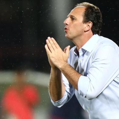 FLAMENGO X SÃO PAULORJ - BRASILEIRÃO/FLAMENGO X SÃO PAULO - ESPORTES -  O técnico Rogério Ceni, do São Paulo, em partida contra o Flamengo, válida pela 11ª   rodada do Campeonato Brasileiro 2017, no Estádio Luso-Brasileiro (Ilha do Urubu), na Ilha   do Governador, Rio de Janeiro, na tarde deste domingo.   02/07/2017 - Foto: WILTON JUNIOR/ESTADÃO CONTEÚDOEditoria: ESPORTESLocal: RIO DE JANEIROIndexador: WILTON JUNIORFonte: ESTADAO CONTEUDOFotógrafo: ESTADÃO CONTEÚDO