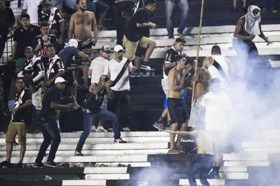 Rio de Janeiro, Rio de Janeiro, Brasil, 08 de Julho de 2017 - CAMPEONATO BRASILEIRO SERIE A - VASCO X FLAMENGO - Torcida do Vasco entra em conflito com a policia durante a partida valida pela12a rodada da Campeonato Brasileiro, em Sao Januario. Foto: Jorge Rodrigues/Eleven.