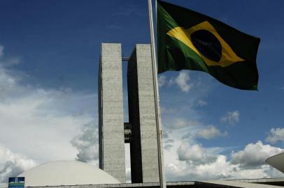 Foto: Waldemir Barretoquinta-feira, 14 de janeiro de 2010A bandeira Nacional arriada até a metade do mastro.Local: Congresso NacionalOBS:Solicitamos sua atenção para o cumprimento da Lei do Direito Autoral n.º 5988, de 14 de dezembro de 1973, Cap. IV, Parágrafo 1º do artigo 82º, que determina:"A fotografia quando divulgada, indicará de forma legível, o nome de seu autor". O crédito deverá ser dirigido à Waldemir Barreto / Agência Senado.