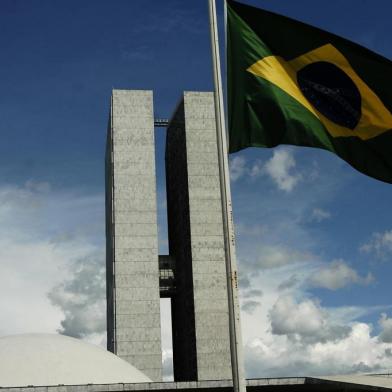 Foto: Waldemir Barretoquinta-feira, 14 de janeiro de 2010A bandeira Nacional arriada até a metade do mastro.Local: Congresso NacionalOBS:Solicitamos sua atenção para o cumprimento da Lei do Direito Autoral n.º 5988, de 14 de dezembro de 1973, Cap. IV, Parágrafo 1º do artigo 82º, que determina:A fotografia quando divulgada, indicará de forma legível, o nome de seu autor. O crédito deverá ser dirigido à Waldemir Barreto / Agência Senado.