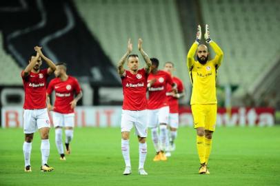 FORTALEZA, CEARÁ, BRASIL, 11.07.2017. Inter enfrenta o Ceará em partida válida pela 13ª rodada no estádio Castelão em Fortaleza.Na foto: Uendel, DAlessandro e Danilo Fernandes.Foto: Ricardo Duarte , Inter , Divulgação