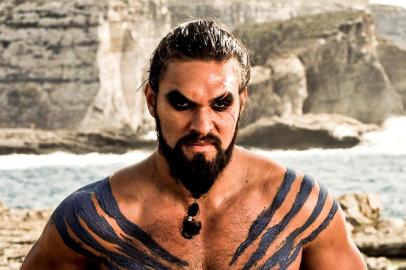 Jason Momoa como Khal Drogo, em Game of Thrones, série da HBO baseada em Uma Canção de Gelo e Fogo, fantasia épica criada por George R.R. Martin