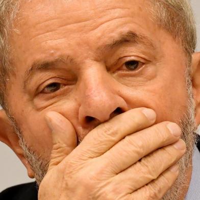  Former Brazilian President (2003-2010) Luiz Inacio Lula da Silva gestures while delivering a speech at a seminar on "Strategies for the Brazilian Economy" promoted by the Workers' Party in Brasilia, on April 24, 2017. Lula da Silva, who faces allegations of involvement in the Odebratch scandal, had his graft probe testimony postponed to May 10. / AFP PHOTO / EVARISTO SAEditoria: POLLocal: BrasíliaIndexador: EVARISTO SASecao: politics (general)Fonte: AFPFotógrafo: STF