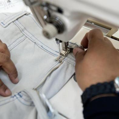  

PORTO ALEGRE, RS, BRASIL, 27/09/2011, 10h11: Tudo rápido. O que dá pra fazer em 1h no Centro? Lucélia Santos, costureira, troca o zipper de uma calça, em galeria no Centro de Porto Alegre. (Foto: Carlos Macedo / Diário Gaúcho / Especial)