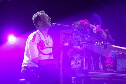 Chris Martin from Coldplay performs on stage during the Global Citizen Festival G20 benefit concert at the Barclaycard Arena in Hamburg, northern Germany on July 6, 2017 on the eve of the G20 summit. 
Leaders of the worlds top economies will gather from July 7 to 8, 2017 in Germany for likely the stormiest G20 summit in years, with disagreements ranging from wars to climate change and global trade. / AFP PHOTO / Ronny HARTMANN