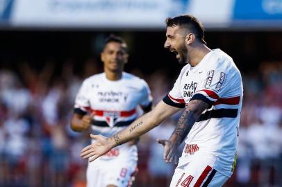 SÃO PAULO X MIRASSOLSP - PAULISTÃO/SÃO PAULO X MIRASSOL - ESPORTES - Lucas Pratto, do São Paulo, comemora após marcar gol na partida contra o Mirassol, válida   pela 4ª rodada do   Campeonato Paulista, no Estádio do Morumbi, na capital paulista,   neste sábado.       18/02/2017 - Foto: MARCELLO ZAMBRANA/AGIF/ESTADÃO CONTEÚDOEditoria: ESPORTESLocal: SÃO PAULOIndexador: MARCELLO ZAMBRANAFotógrafo: AGIF