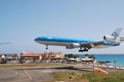 Avião pousa no Aeroporto Internacional Princesa Juliana, no Caribe