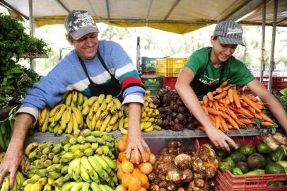 PORTO ALEGRE, RS, BRASIL.2017-07-01- Família Chardosim que trás seu produtos da lavora de Dom Pedro de Alcantara, para vender na feira na Rua Jose Bonifacio, Romildo Hahn Chardosim com seu filho Vitor Lumertz Chardosim, vendendo seu produtos.(RONALDO BNERNARDI/AGENCIA RBS).