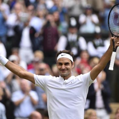 Switzerland's Roger Federer celebrates after winning against Czech Republic's Tomas Berdych during their men's singles semi-final match on the eleventh day of the 2017 Wimbledon Championships at The All England Lawn Tennis Club in Wimbledon, southwest London, on July 14, 2017.Federer won the match 7-6, 7-6, 6-4. / AFP PHOTO / Glyn KIRK / RESTRICTED TO EDITORIAL USE