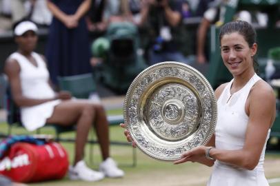  

Spains Garbine Muguruza holds up The Venus Rosewater Dish as she celebrates beating US player Venus Williams to win the womens singles final on the twelfth day of the 2017 Wimbledon Championships at The All England Lawn Tennis Club in Wimbledon, southwest London, on July 15, 2017.
Muguruza won 7-5, 6-0. / AFP PHOTO / Adrian DENNIS / RESTRICTED TO EDITORIAL USE

Editoria: SPO
Local: Wimbledon
Indexador: ADRIAN DENNIS
Secao: tennis
Fonte: AFP
Fotógrafo: STF