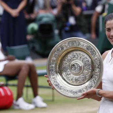  

Spains Garbine Muguruza holds up The Venus Rosewater Dish as she celebrates beating US player Venus Williams to win the womens singles final on the twelfth day of the 2017 Wimbledon Championships at The All England Lawn Tennis Club in Wimbledon, southwest London, on July 15, 2017.
Muguruza won 7-5, 6-0. / AFP PHOTO / Adrian DENNIS / RESTRICTED TO EDITORIAL USE

Editoria: SPO
Local: Wimbledon
Indexador: ADRIAN DENNIS
Secao: tennis
Fonte: AFP
Fotógrafo: STF