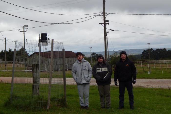 Fernando Rafael Batista Ribeiro Junior (à esquerda), Allef Patrick Caetano de Matos (no centro) e Luiz Gabriel Cassol Machado (à direita), estudantes de Meteorologia da Universidade Federal de Pelotas (UFPEL) que registraram chuva congelada e neve granular em Pinheiro Machado, na noite do domingo 16 de julho.