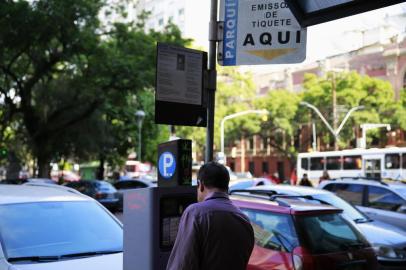  PORTO ALEGRE, RS, BRASIL, 12-07-2017. Diferenças de Parquímetros de Porto Alegre. Foto foi feita no Centro de Porto Alegre na Avenida Borge de Medeiros. (FOTO: ANDERSON FETTER/AGÊNCIA RBS)