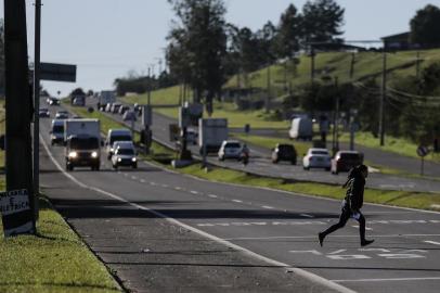  SAPIRANGA, RS, BRASIL, 18-07-2017: Levantamento com os números de mortes em todas as estradas do RS mostra que a BR-116 e a RS-239 são a federal e a estadual com mais óbitos. Na foto, trecho da RS-239 entre os kms 26 e 30, no perímetro urbano de Sapiranga, onde não há passarelas e muitos pedestres se arriscam na travessia (FOTO FÉLIX ZUCCO/AGÊNCIA RBS, Editoria de Notícias).Indexador: Felix Zucco