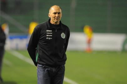 CAXIAS DO SUL, RS, BRASIL, 18/07/2017. Juventude x CRB, jogo válido pela 15ª rodada da Série B do Campeonato Brasileiro 2017 e realizado no estádio Alfredo Jaconi. Na foto, técnico Gilmar Dal Pozzo. (Felipe Nyland/Agência RBS)