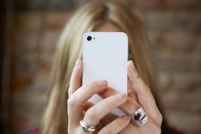 woman taking selfie with cell phoneinternet, redes sociais, vício, depressão, compartilhar, curtir, comentar, facebook, selfie