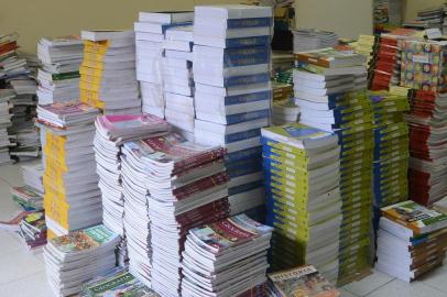  ITAJAI,SC,BRASIL, 24/04/2015:  Livros didáticos estocados em uma sala de aula do colégio estadual Nilton Kucker estão fora de uso