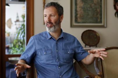  PORTO ALEGRE, RS, BRASIL, 13-01-2017: O escritor Michel Laub concede entrevista no apartamento da família, no bairro Moinhos de Vento, para a seção Com a Palavra. (Foto: Mateus Bruxel / Agência RBS)