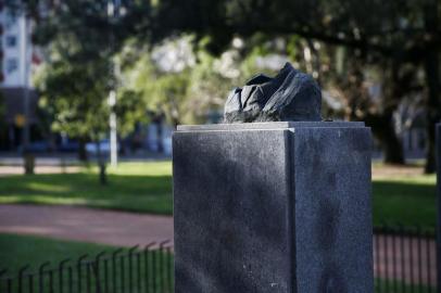  PORTO ALEGRE, RS, BRASIL, 21-07-2017: Busto do Monumento Francisco Brochado da Rocha - Av. Paulo Gama - foi roubado. ( Foto:Carlos Macedo / Agência RBS)