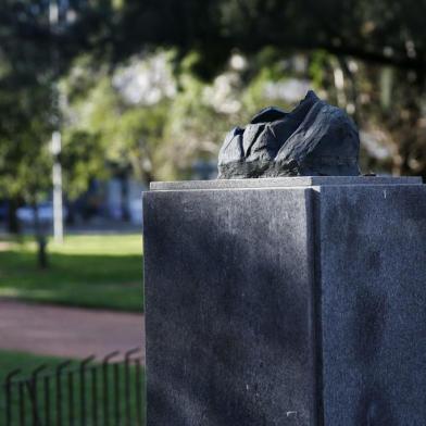  PORTO ALEGRE, RS, BRASIL, 21-07-2017: Busto do Monumento Francisco Brochado da Rocha - Av. Paulo Gama - foi roubado. ( Foto:Carlos Macedo / Agência RBS)