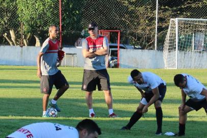 NATAL (RN), 24/07/2017: técnico Clemer comanda treino do Brasil-Pel no CT do América-RN na véspera do jogo contra o ABC, válido pela 17ª rodada da Série B do Campeonato Brasileiro.