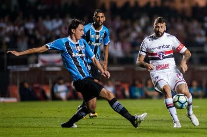 Grêmio enfrenta o Sâo Paulo no Morumbi pela 16ª rodada do Brasileirão. Na foto, Geromel e Michel, do Grêmio, e Lucas Pratto, do São Paulo