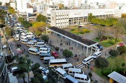  CAXIAS DO SUL, RS, BRASIL, 25/07/2017. Motoristas de vans de Caxias protestam por mais segurança e menos burocracia na Secretaria de Trânsito do município. Cerca de 150 vans fecharam os arredores da Prefeitura Municipal, especialmente na Rua Alfredo Chaves. O vice-prefeito Ricardo Fabris (sem partido) ouviu as demandas dos motoristas. (Diogo Sallaberry/Agência RBS)