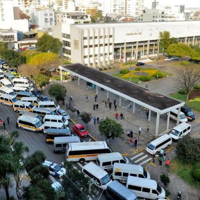  CAXIAS DO SUL, RS, BRASIL, 25/07/2017. Motoristas de vans de Caxias protestam por mais segurança e menos burocracia na Secretaria de Trânsito do município. Cerca de 150 vans fecharam os arredores da Prefeitura Municipal, especialmente na Rua Alfredo Chaves. O vice-prefeito Ricardo Fabris (sem partido) ouviu as demandas dos motoristas. (Diogo Sallaberry/Agência RBS)